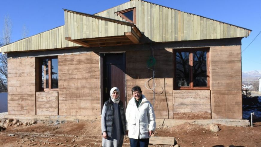 Depreme Dayanıklı Kerpiç Ev Yaptılar.. Adı da 'Emine Teyze Evi'