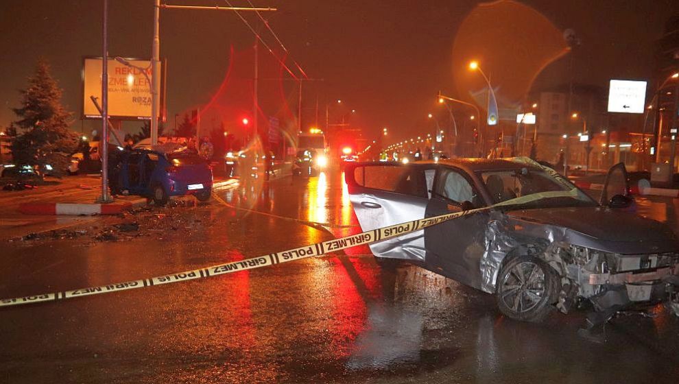 Askeri Lojmanlar Kavşağında Kaza: 1 Ölü, 3 Yaralı