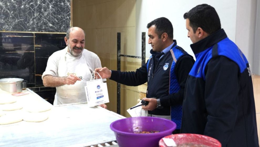 Battalgazi Belediye Zabıtasından Hediyeli Denetim