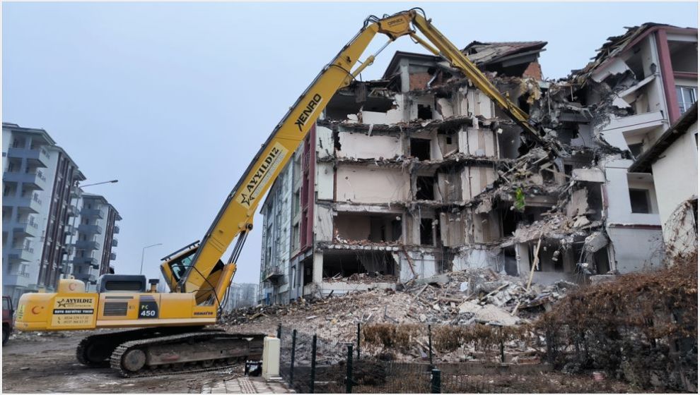 Doğanşehir'de Ağır Hasarlı Binaların Yıkımı Devam Ediyor