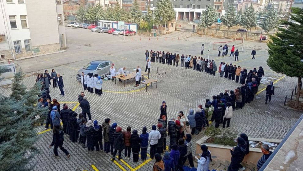 Kız Lisesinde 'Kimya Harikaları Şenliği' Düzenlendi