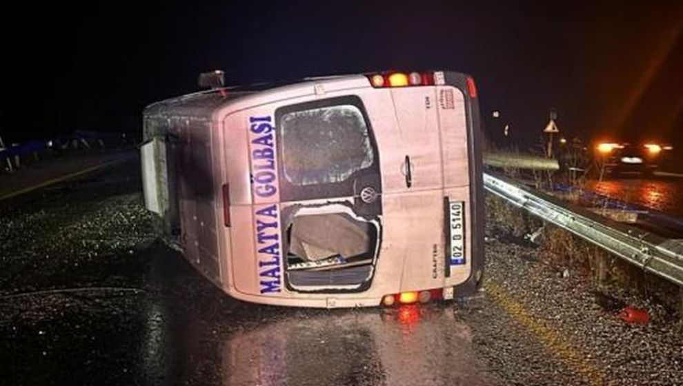 Minibüs Devrildi, 4 Kişi Yaralandı