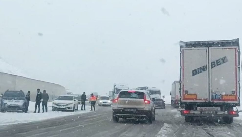 Vali Uyardı.. Malatya- Kayseri Karayolunda Kar Etkili Oluyor