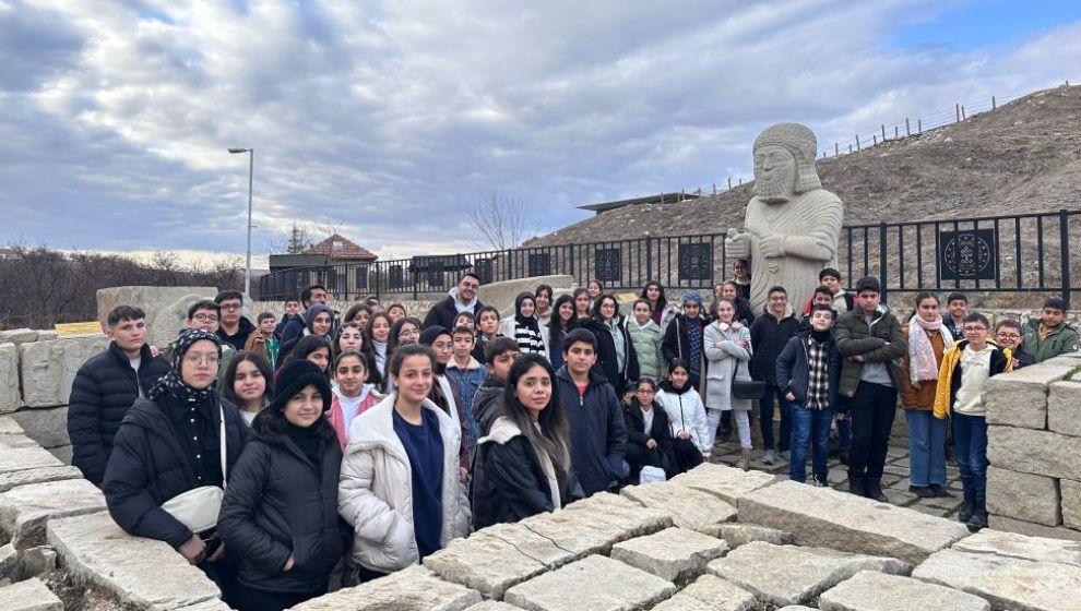 Büyükşehir Belediyesi'nden Gençlere Kültür Bilinci Gezisi