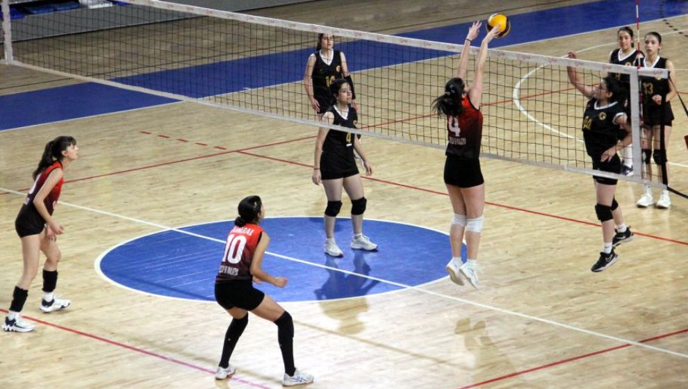 Yıldız Kızlar Voleybol İl Birinciliği Müsabakaları Sürüyor