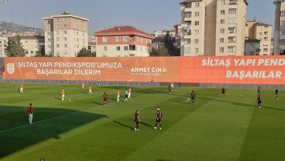 YMS'li Futbolculardan Pendik Maçı Başlangıcında Protesto