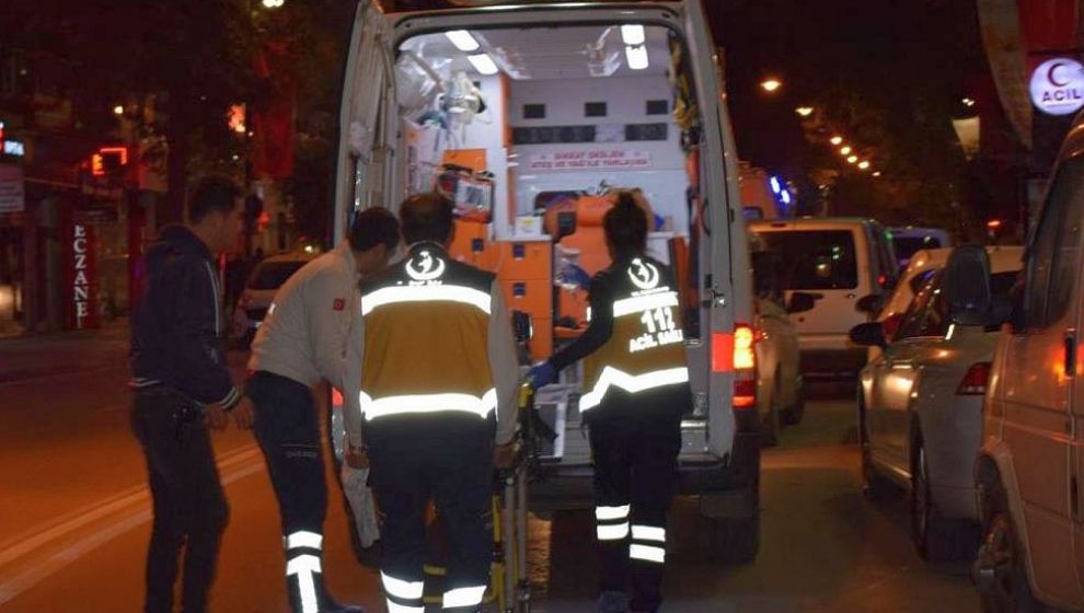 Ambulansla Otomobil Çarpıştı, Sağlık Görevlisi Yaralandı