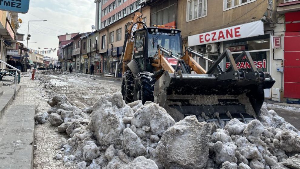 Arapgir'de Belediye Kar Temizliği Yapıyor