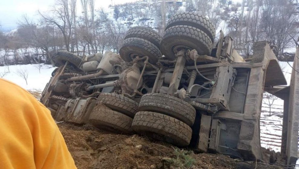 Devrilen Hafriyat Kamyonunun Sürücüsü Yaralandı