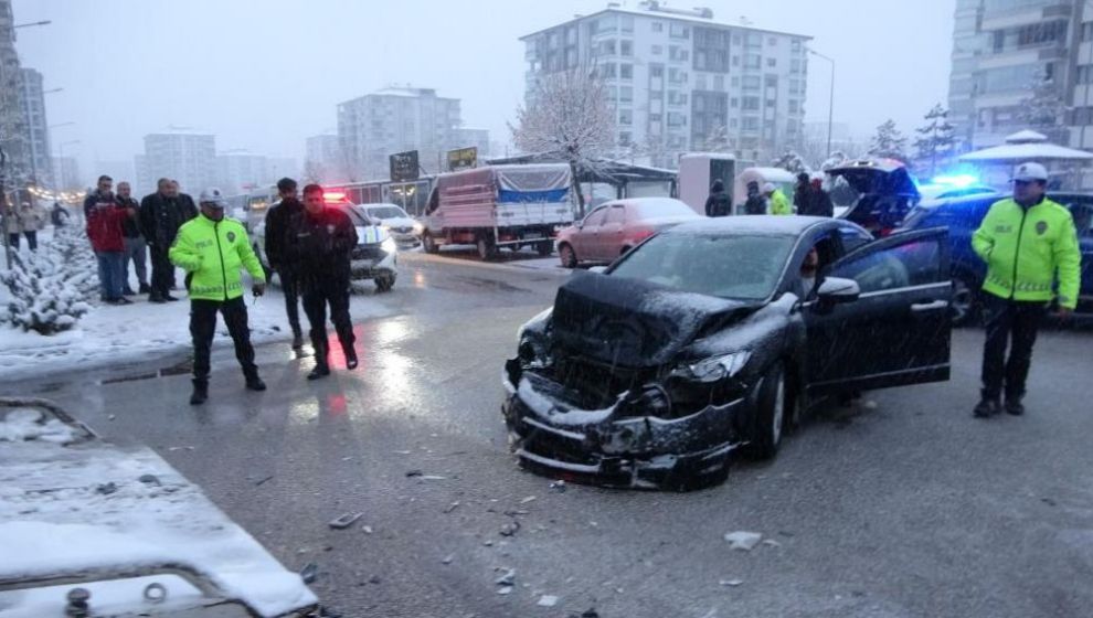 Öğrenci Servisi İle Otomobil Çarpıştı, 5 Kişi Yaralandı