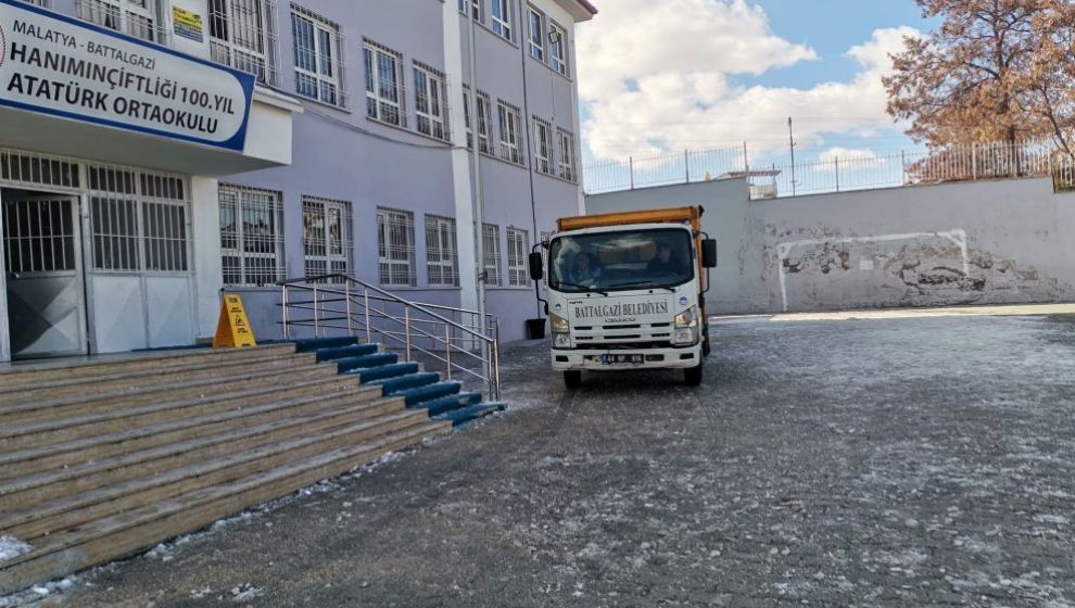 Okul Bahçeleri ve Ana Yollarda Tuzlama Çalışması Yapılıyor