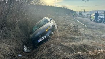 Yol Kenarındaki Kanala Uçtu, Sürücüsü Yaralandı