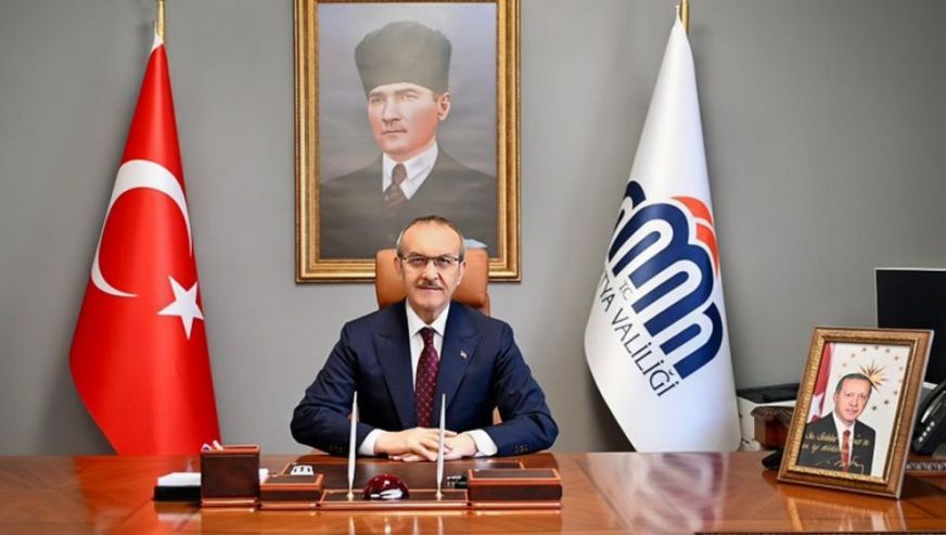 Valinin Makam Masasında Sergilediği Fotoğraf Bir 'Arzuhal' mi?!