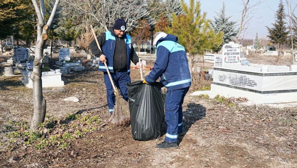 Mezarlıklarda Temizlik ve Bakım Çalışmaları Yapılıyor