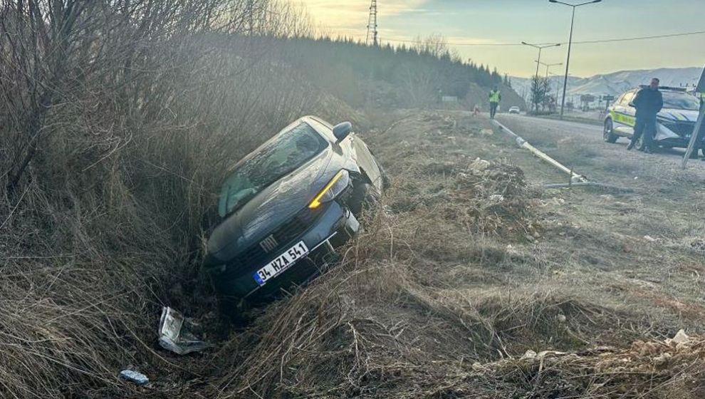 Yol Kenarındaki Kanala Uçtu, Sürücüsü Yaralandı