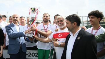 Ampute 1. Liginde Şampiyon Olan Büyükşehir Belediye'ye Kupa