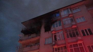Apartmanda Yangın.. 11 Kişi Dumandan Etkilendi