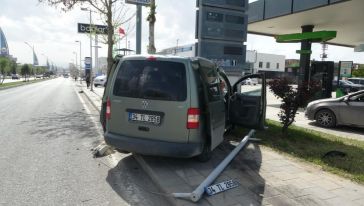 Araç Akaryakıt İstasyonuna Daldı.. 2 Yaralı..