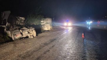 Devrilen TIR'ın Sürücüsü Ağır Yaralandı