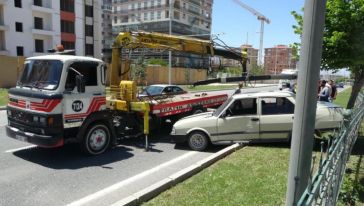 Kamyon Otomobile Çarptı, Refüje Savurdu
