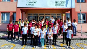 Öğrencilere Tuttukları Takımların Formasını Hediye Etti
