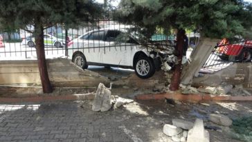 Önce Başka Otomobile, Sonra Duvara Çarpıp Alev Aldı