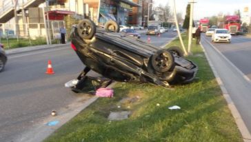 Refüje Çarpıp Devrilen Aracın Sürücüsü Yaralandı
