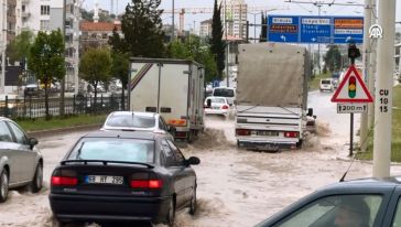 Sağanak Yağmur ve Dolu, İl Merkezinde Ulaşımı Olumsuz Etkiledi
