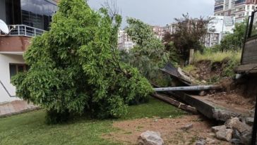 Şiddetli Yağış Nedeniyle Sitenin İstinat Duvarı Çöktü