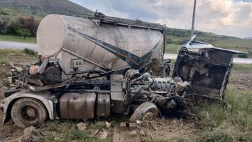 Tanker Tarlaya Uçtu.. Sürücü Yaralandı