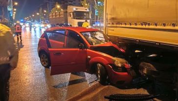 TIR'a Çarpan Otomobilde 3 Kişi Yaralandı