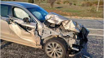 Traktöre Çarpan Otomobilin Sürücüsü Yaralandı