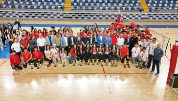 Voleybolda Dereceye Girenlere Kupa ve Madalyaları Verildi