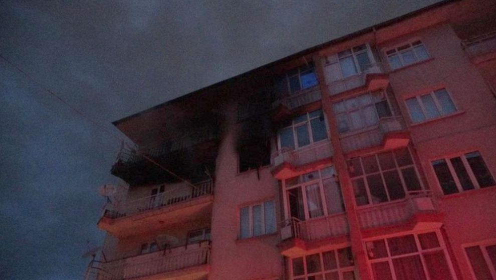 Apartmanda Yangın.. 11 Kişi Dumandan Etkilendi