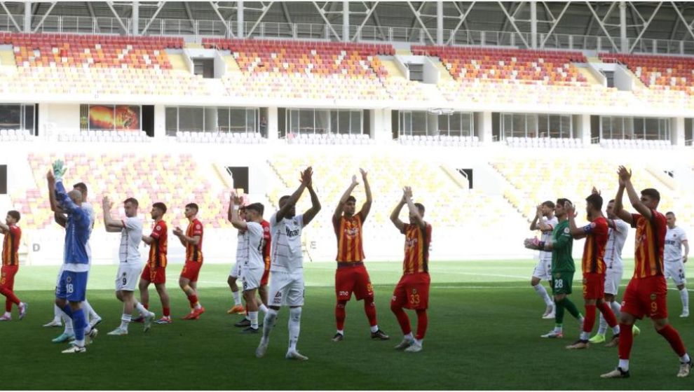 Biri Çıktı, Biri Düştü!. Birbirlerini Alkışla Yeni Liglerine Uğurladılar..