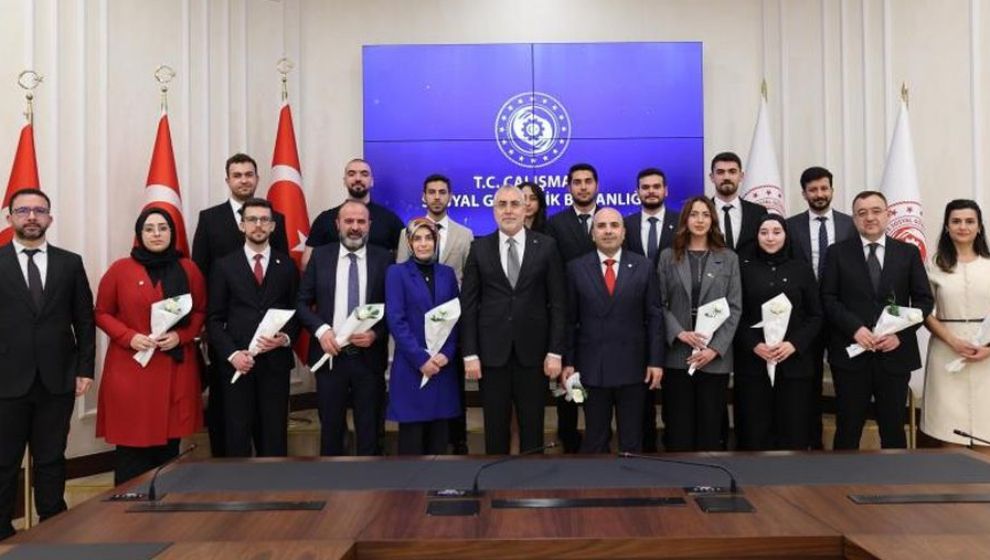 Çalışma Bakanı Işıkhan, Malatya ve Hataylı Eczacılarla Bir Araya Geldi