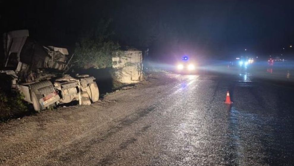 Devrilen TIR'ın Sürücüsü Ağır Yaralandı