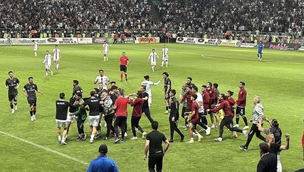 Elazığspor- Vanspor 2. Lig Play Off Maçı Olaylar Nedeniyle Tatil Edildi