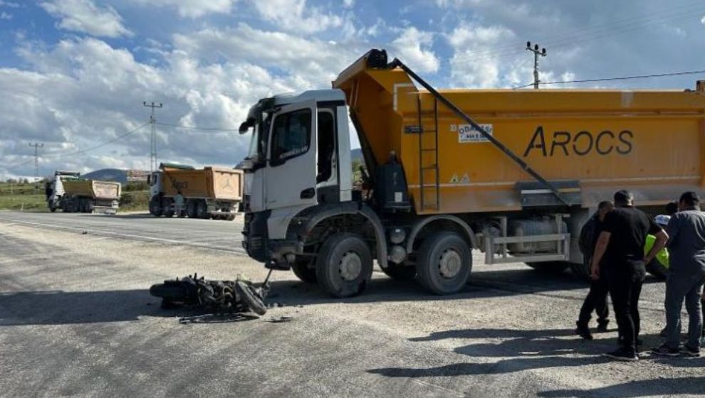 Kamyonla Çarpışan Motosikletin Sürücüsü Kurtarılamadı