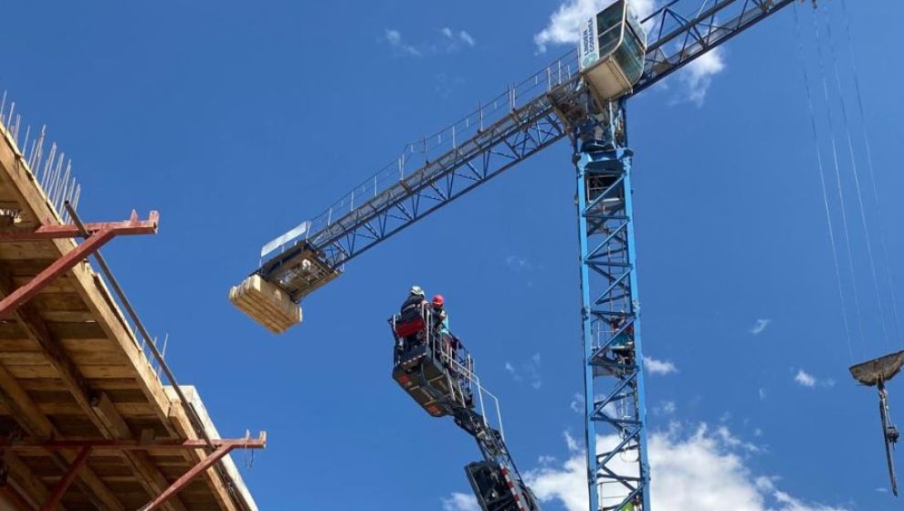 Kule Vinçte Rahatsızlanan Operatörü İtfaiye İndirdi