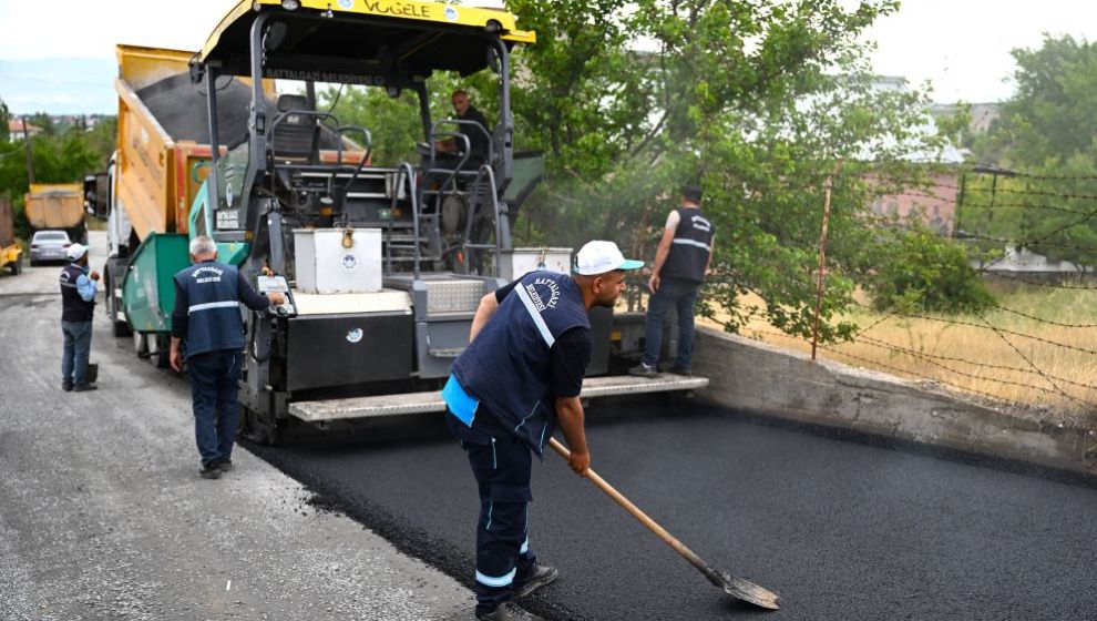 Meydanbaşı Karababa'da Finişerle Asfaltlama