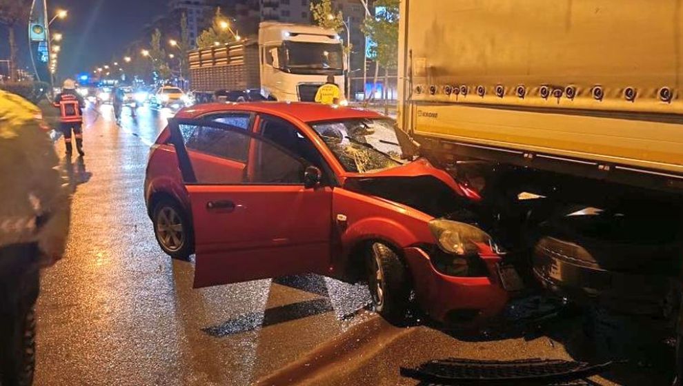 TIR'a Çarpan Otomobilde 3 Kişi Yaralandı