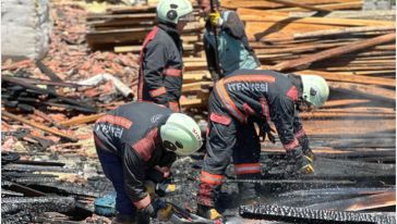Ağır Hasarlı Okulun Çatısında Yangın Çıktı