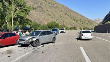 Darende'de 2 Otomobil Çarpıştı