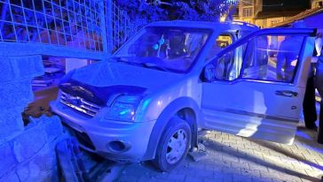 Duvara Çarpan Aracın Sürücüsü Yaralandı
