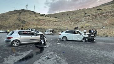 İki Otomobil Çarpıştı, 11 Kişi Yaralandı