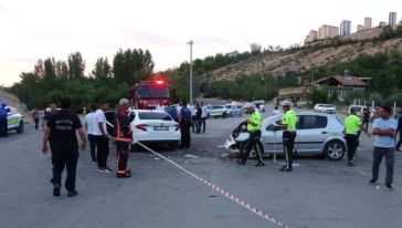 İki Otomobil Çarpıştı, 11 Kişi Yaralandı