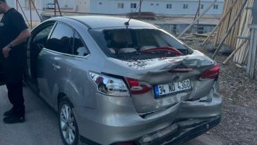 TIR Otomobile Çarptı, İki Kişi Yaralandı
