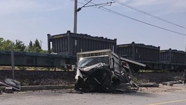 Yük Treni Hemzemin Geçitte Kamyonete Çarptı