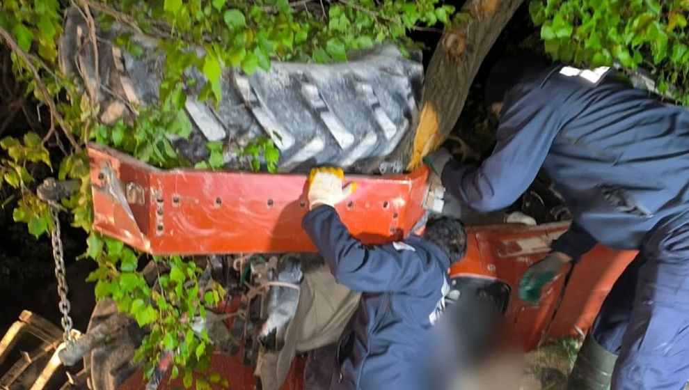 Bahçeye Yuvarlanan Traktörün Sürücüsü Öldü
